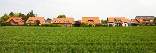 neu gebaute Häuser in einer Siedlung