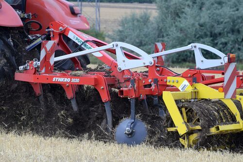 Traktor beim Stoppelsturz