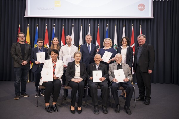 Alle Preisträgerinnen und Preisträger mit Bischof Dr. Manfred Scheuer, Landeshauptmann Mag. Thomas Stelzer und Elisabeth Maria Ploier