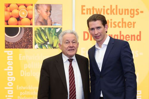 LH a.D. Dr. Josef Pühringer und Bundeskanzler Sebastian Kurz stehen vor dem Transparent Entwicklungspolitischer Dialogabend 