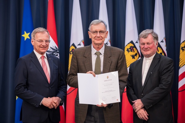 Landeshauptmann Mag. Thomas Stelzer und Diözesanbischof Dr. Manfred Scheuer überreichen die Eduard-Ploier-Preise 2025