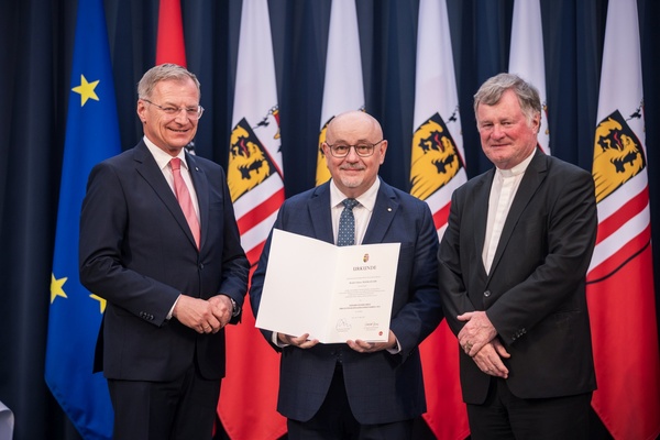 Landeshauptmann Mag. Thomas Stelzer und Diözesanbischof Dr. Manfred Scheuer überreichen die Eduard-Ploier-Preise 2025