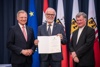 Landeshauptmann Mag. Thomas Stelzer und Diözesanbischof Dr. Manfred Scheuer überreichen die Eduard-Ploier-Preise 2025