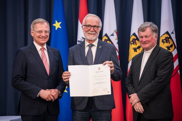 Landeshauptmann Mag. Thomas Stelzer und Diözesanbischof Dr. Manfred Scheuer überreichen die Eduard-Ploier-Preise 2025