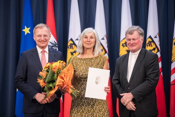 Landeshauptmann Mag. Thomas Stelzer und Diözesanbischof Dr. Manfred Scheuer überreichen die Eduard-Ploier-Preise 2025