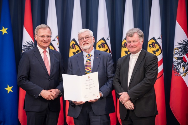 Landeshauptmann Mag. Thomas Stelzer und Diözesanbischof Dr. Manfred Scheuer überreichen die Eduard-Ploier-Preise 2025