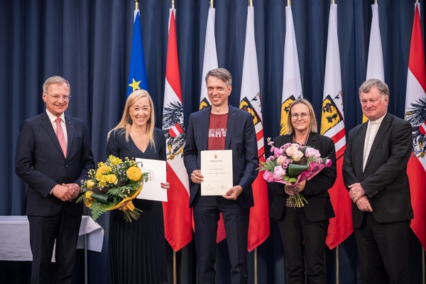 Landeshauptmann Mag. Thomas Stelzer und Diözesanbischof Dr. Manfred Scheuer überreichen die Eduard-Ploier-Preise 2025