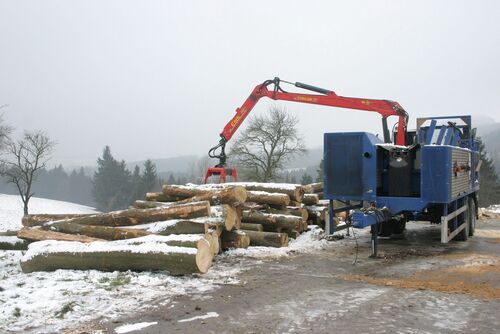 Schneidspalter bearbeitet Brennholz