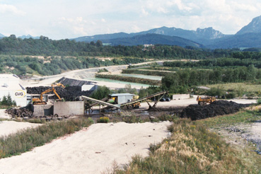 Schottergrube westlich von Thalham; Gummireifenaufbereitungs-Anlage und mehrere Schlämmteiche 