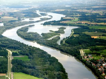 Das Inntal: der Inn mit den begleitenden Auwäldern (Blick über die Hagenauer Bucht)