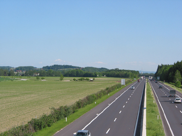 Autobahn A8 und intensiv genutzte Landwirtschaftsflächen bei Ort i. Ikr.