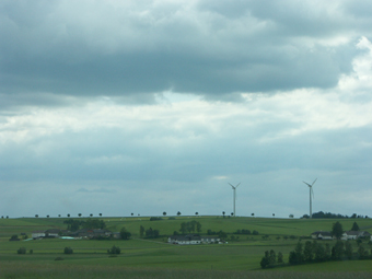 Landschaft mit gebietstypischen Strukturelementen und stark landschaftsprägenden Windrädern; Vorderkönigschlag, 9.6.2005 