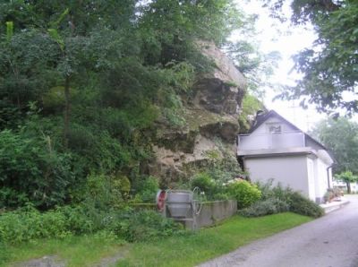 Granitfels in der Niederterrasse südlich der Ortschaft Gusen 