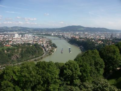 Linzer Stadtzentrum mit Donau 