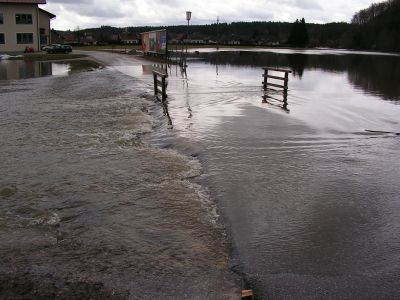 Die Hochwasser führende Mattig bei Uttendorf (Spätwinter 2005/2006).