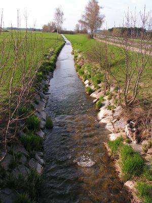 Mühlberger Bach - Ende eines stärker verbauten Abschnittes, aber weiterhin geradliniger Verlauf. 