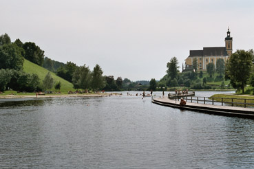 Badesee und Kirche von Waldhausen 