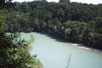 Salzach im Durchbruchsbereich beim Oberen Weilhartsforst mit Buchen- und Ahorn-Eschenwäldern und schmalem Auwaldstreifen entlang der Salzach 