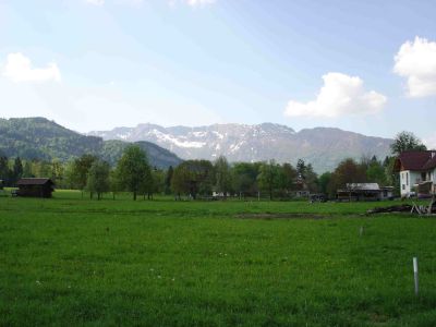 dezentral gelegener Siedlungssplitter westlich von Bad Goisern im Hintergrund der Gebirgszug Katrin