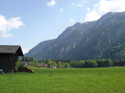 Bad Goisern mit steilen lückig bewachsenen Felshängen des Ramsaugebirges