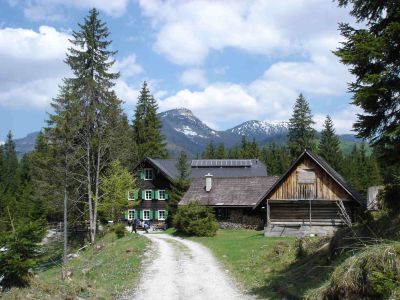 Das Almtalerhaus ist ein beliebtes Ausflugsziel im Hintergrund der Kasberg 