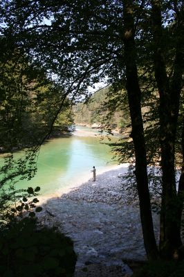 Mündungsbereich Krumme Steyrling in die Steyr; naturnahe Fließstrecke mit großen Schotterbänken; mit Fliegenfischer