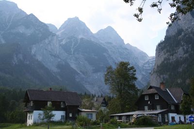 Gutsgebäude des Dietlguts am Südende des Stodertals mit Blick aufs Tote Gebirge