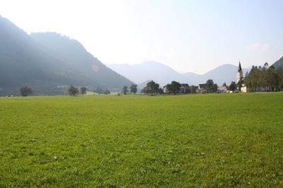 strukturlose Kulturlandschaft bei St. Pankraz, im Hintergrund Verlauf der A9 Pyhrnautobahn 