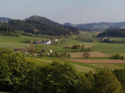 Blick von Unterrechberg auf die Ruine Waxenberg und die Niederungen des Tals der Kleinen Rodl