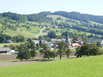 Charakteristisches landschaftliches Erscheinungsbild der Raumeinheit mit reich strukturiertem Grünland, Wäldern und Siedlungen (im Bild St. Konrad)