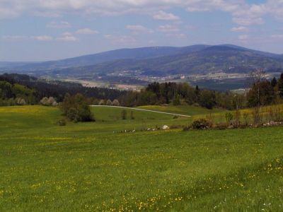 Blick über's Tal der Großen Mühl bei Ulrichsberg auf die Höhenlagen des Böhmerwaldes von der Straße zwischen Unterthiergrub und Ödenkirchen 