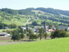 Charakteristisches landschaftliches Erscheinungsbild der Raumeinheit mit reich strukturiertem Grünland, Wäldern und Siedlungen (im Bild St. Konrad)