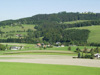 Mosaik aus im Gebiet eher seltenen Ackerflächen, inselartigem Grünland und Großwald (Maisanbau im Tal bei St. Konrad)
