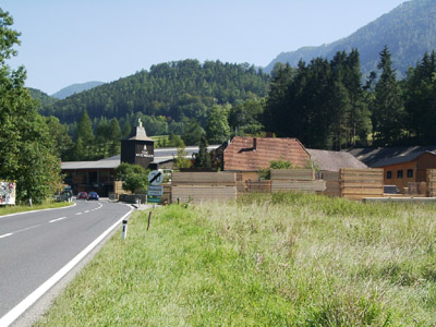 Holzverarbeitung (Sägewerk) als typisches Gewerbe in der gesamten Raumeinheit (Steinbach am Ziehberg im Mittelteil des AKF) 