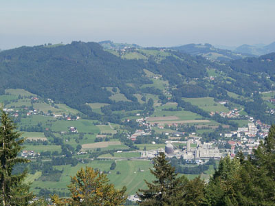 Raumtypische landschafts- und Geländeformen mit mosaikartiger Verzahnung von Grünland, Wäldern und Gehölzstrukturen (Oberschlierbach an den Südwesthängen oberhalb Kirchdorf im AKF Ost. Links oben im Bild der Aussichtspunkt Grillparz)