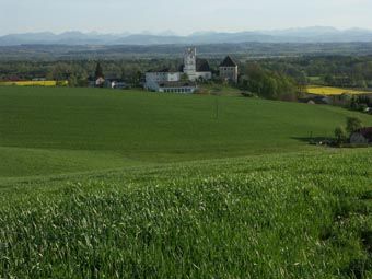 Blick über die Burg Arbing zur Alpenkette. 