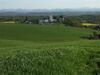 Blick über die Burg Arbing zur Alpenkette. 