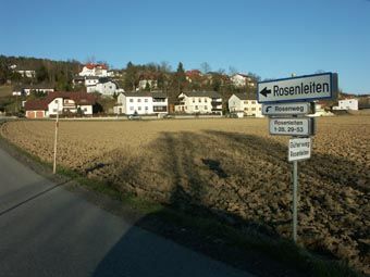 Bereits ältere Hangverbauungen auf der Rosenleiten bei Feldkirchen, Blick aus dem Eferdinger Becken zur Raumeinheit.