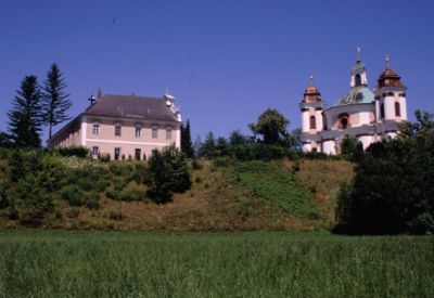 Dreifaltigkeitskirche von Stadl-Paura mit Halbtrockenrasenböschung 