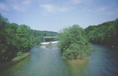 Flussverlauf mit Inseln und kleinen Schotter-Anlandungen