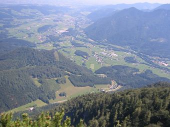 Blick vom Zwillingskogel ins Almtal in Richtung Scharnstein 
