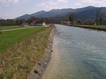 In Betonrinne gefasste Ausleitung der Alm vor dem Elektrizitätswerk Rettenbacher