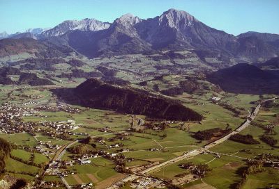 Windischgarstner Becken mit dem Garstner Eck in der Mitte und Windischgarsten am linken Bildrand. Im Hintergrund die Haller Mauern 