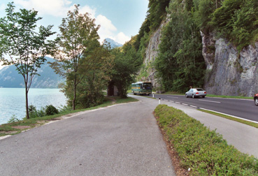 Straße und Parkplatz im unmittelbaren Uferbereich des Attersees 