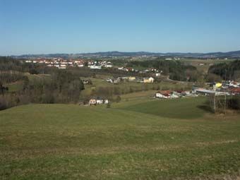 Starke Siedlungsentwicklung entlang von Hauptverkehrsachsen: Bimberg/Anzing bei St. Martin. 