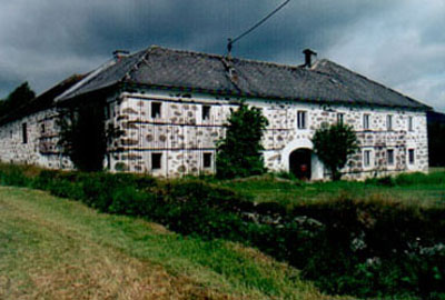 Vierkanthof in Dürnau mit typischem Bloßsteinmauerwerk 