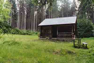 Kleine Waldwiese mit Hütte
