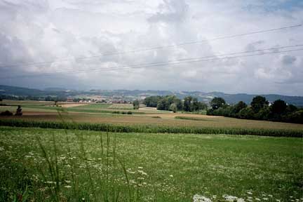 Niederterrassenkante bei Gstaltenhof. Im Hintergrund die Raumeinheit Südliche Mühlviertler Randlagen