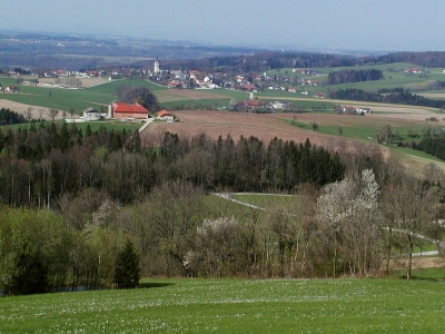 Blick auf Aschach an der Steyr vom Hochhub aus. 3 km südsüdwestlich Aschach an der Steyr. Blickrichtung Nordost 