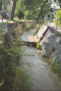 Kleiner, hart verbauter Bach in Nußdorf beim öffentlichen Badeplatz 